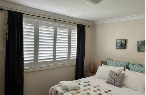 Gwandalan House | VIVID - Lake Macquarie Cosy House, heated pool, ev station, fireplace 1 hour from Sydney
