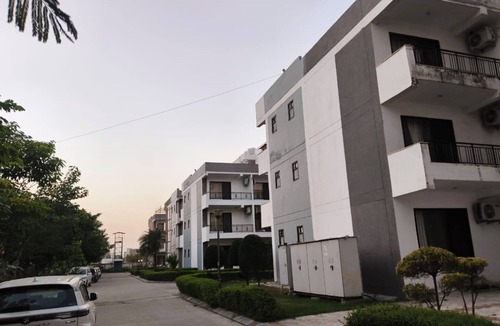 Vrindavan Hotel | Vrindavan Stays Near Burja Rd