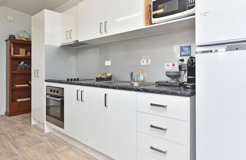 Ellalong House | Wallaby Gully Farm Cottage - Peace, Quiet, Serenity