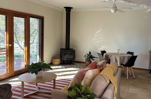 Oura Villa | Wandayali Creek Guesthouse ~ a cosy farmstay just 25 mins to Wagga Wagga