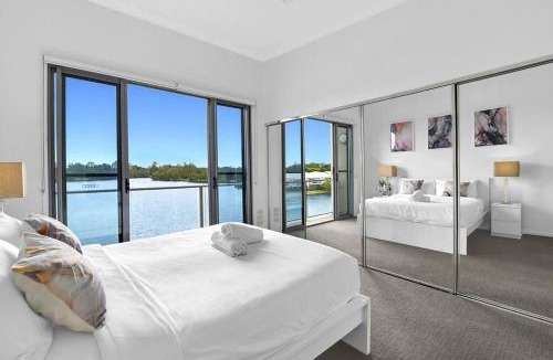 Carrara Apartment | Water View Modern Tri-level Townhouse in Carrara with 2 Parking Spots