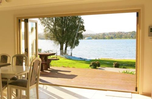 Primbee House | Waterfront Lakeside Cottage Primbee