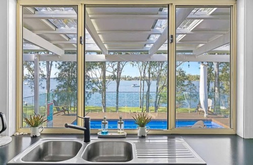 Brightwaters House | Waterfront Paradise Lodge Brightwaters