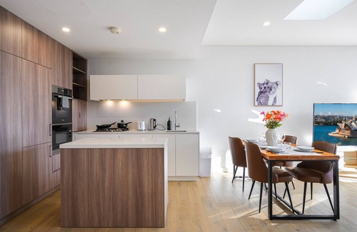 Waterloo Apartment | Waterloo 2Br town close to Train/Shopping/Hospital