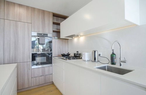 Waterloo Apartment | Waterloo 2Br town close to Train/Shopping/Hospital