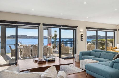 Koolewong House | Waters Edge by Coast Hosting