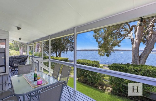 Mannering Park House | Waterside Cottage - 5 Bedroom Waterfront