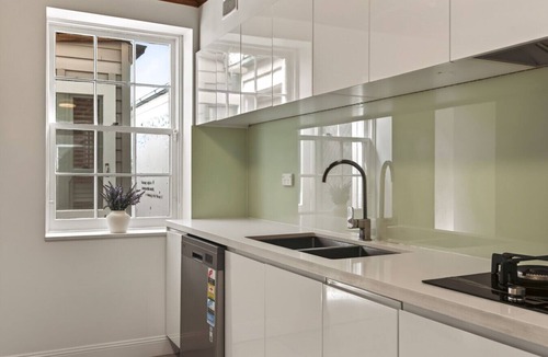 Millers Point House | Waterview terrace in rock