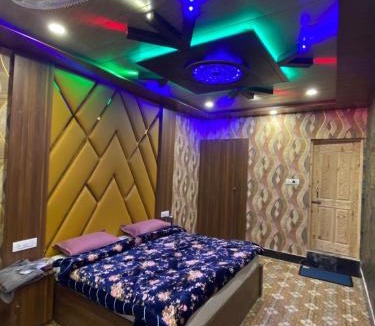 Dal Lake Hotel | White villa by hameed