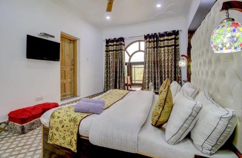 Dal Lake Hotel | White villa by hameed