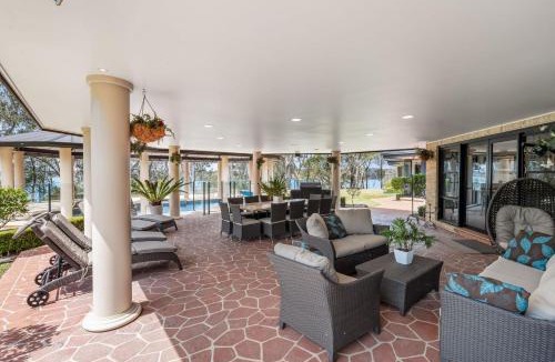 Morisset House | Wilderness Waters Grand Estate with Private Pool and Tennis Court