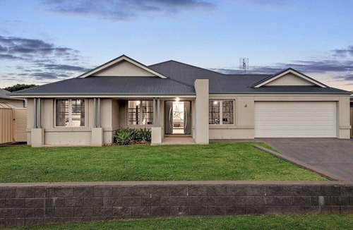 Cessnock House | Wine Down Manor - Large and Stunning 5 Bedroom Home in the Hunter Valley