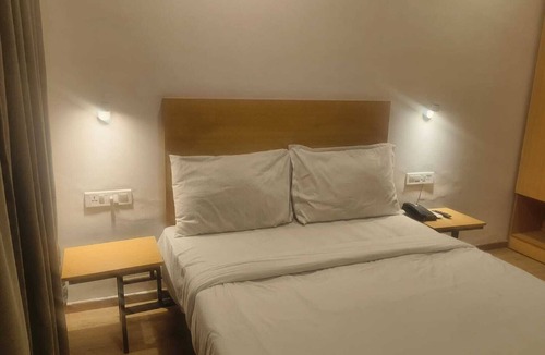 Dewas Hotel | Wishotel Xpress Hotel GK Inn