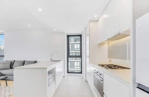 Wolli Creek Apartment | Wolli Creek 2BR | Station, Airport, Pool + Parking