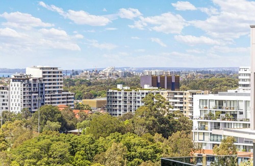 Wolli Creek Apartment | Wolli Creek 2BR | Station, Airport, Pool + Parking