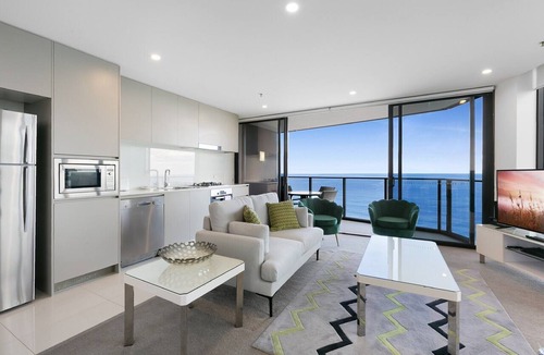 Surfers Paradise Apartment | Wonderful 2-Bed with Pool, Gym & Scenic Views