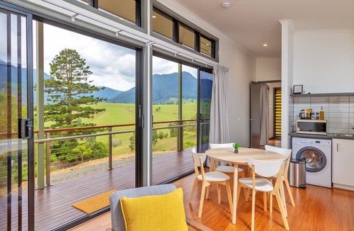 Darlington Cottage | World Heritage Skyline Cottage in The Scenic Rim - PWD accessible