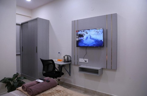 Serilingampally Apartment | Yendluri's- QueenBed Room-4 Kondapur, Gachibowli