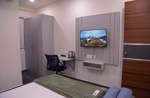 Serilingampally Apartment | Yendluri's- QueenBed Room-28 Kondapur, Gachibowli