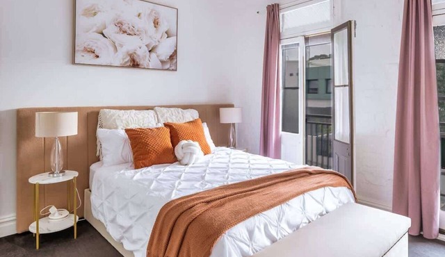 3-Bed Redfern Stn mins to CBD | Sleeps 7 + Parking