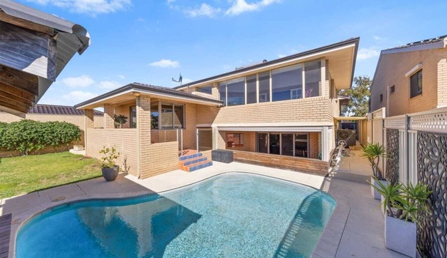 47 Ultimate Entertainer! Pool, Man Cave, Kids Play in Stirling