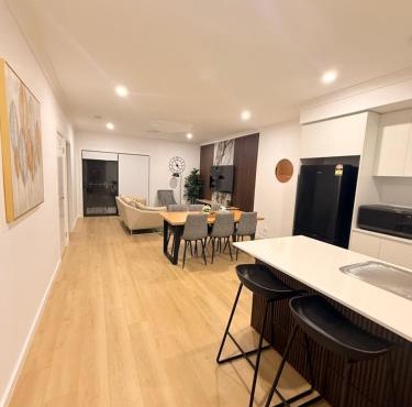 4BR Family Escape - Exotic Lake view and Kangaroos