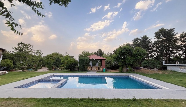 5-bedroom Farm Stay WiFi, AC, fitness room with Pool Party Luxury farmhouse