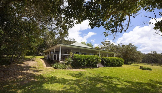 5 bedroom Lake front farm Homestead. Close to Beaches. Sleeps 12 people.