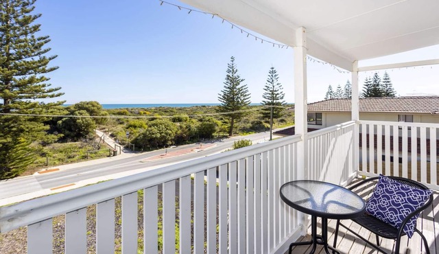 Absolute beachfront! Newly renovated Hamptons style. PET FRIENDLY & free WIFI! in Singleton