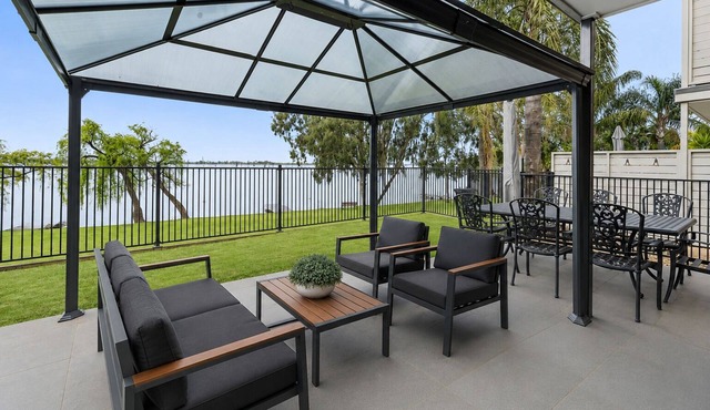 Absolute waterfront modern 4 bedroom property in Woodlands area of Yarrawonga in Yarrawonga