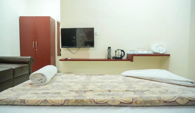 AC Queen Room Near Wipro Circle Gachibowli