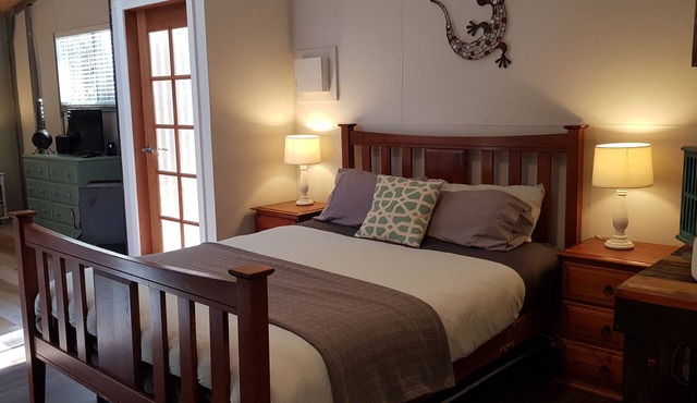 Adorable Guest House with fireplace in forest setting. One or two Queen Beds.