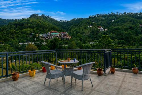 Alaya Stays Gamble Peaks Cottages with Plunge Pool amid Mountains