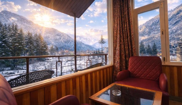 Apple Flower Hotel - Personal Balcony, Lift, Garden and Mountain View