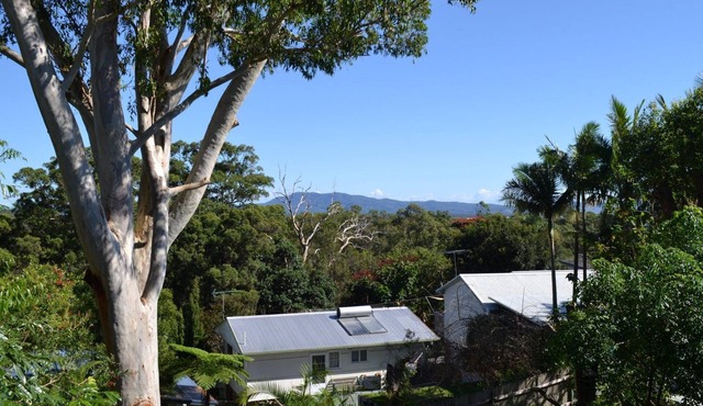 Ashmore - Four bedroom home, easy walk to shops and beach, back deck with a view