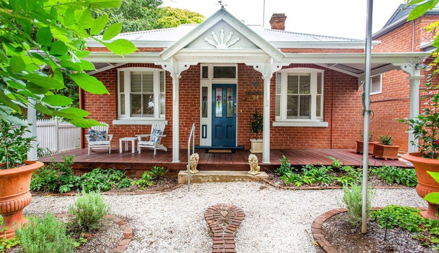Avonleigh - Beautiful 3 Bedroom Home. Lovely Garden one block from town centre