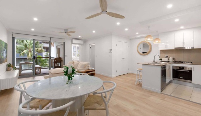 Beach & Lake Narrabeen Apartment with Outdoor BBQ