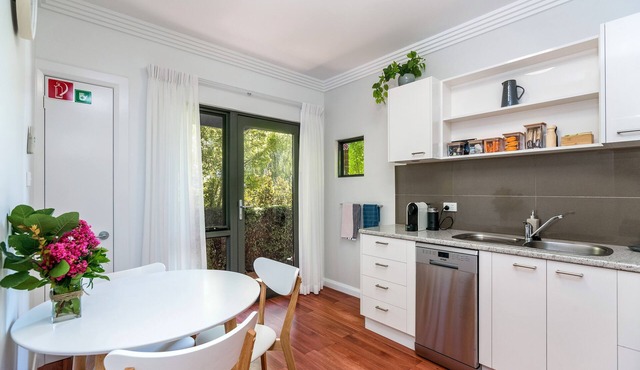 Beautiful "Claremont Studio" Apartment