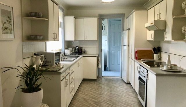 Beautiful Daffodil Suite at Highland Garden Hideaway