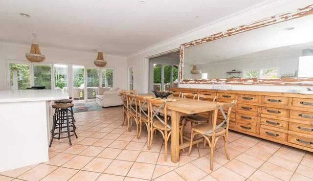 Benview Cottage. Pizza Oven + Fire. Orange CBD