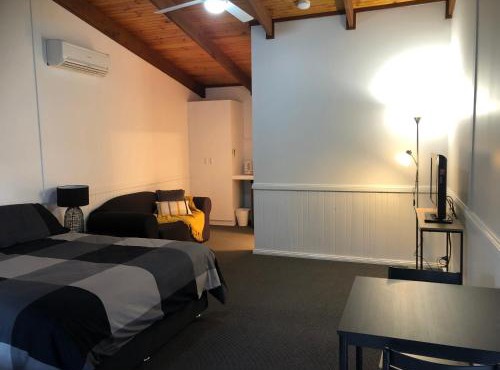 Black Range Lodge, Tumbarumba - Queen and King Single Room