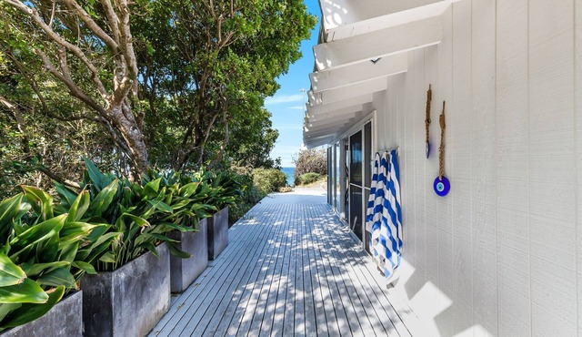 "Boomerang House" - absolute beachfront with private beach access