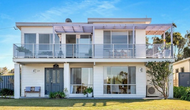 Bright, spacious, quintessential, 2-storey beach house w/prime position & views