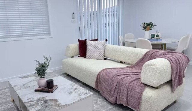 Bright & Stylish 4BR Guesthouse - walk to Shops.
