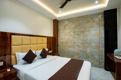 Brown Inn Luxury Hotel Near US Consulate BKC