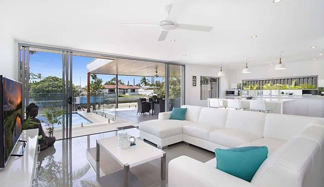 Buena Vista Stylish Canalfront Escape Broadbeach