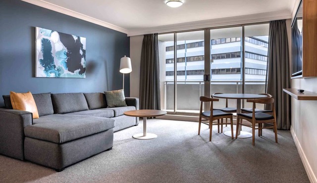 Central 1-Bed with Parking, Pool, Sauna & Gym