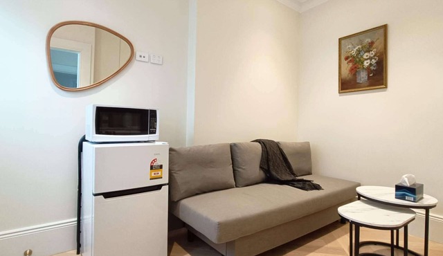 Charming lodge with AC, mins walk to SYDU and bus stop in Forest Lodge