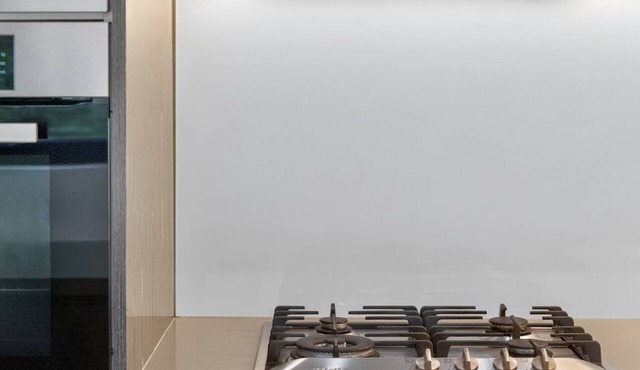Chic 2-Bed Apartment w/Balcony Near Coogee Beach