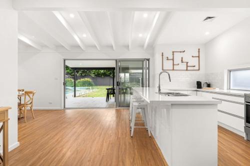 Coastal Family Escape, Pool, Yard & 150m to Warilla Beach